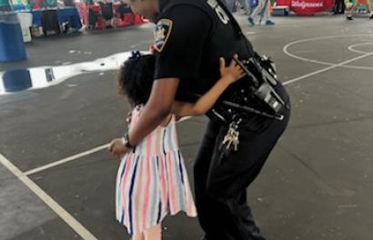 5JD Court Officer greeting young girl are Syracuse City Park event