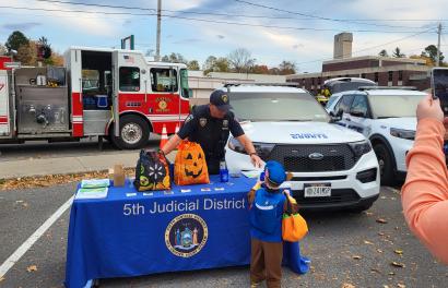 Court Officers giving out candy at "Trunk or Treat" event in Fulton