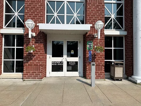 The entrance of the courthouse has two double doors. The door to the right is open.